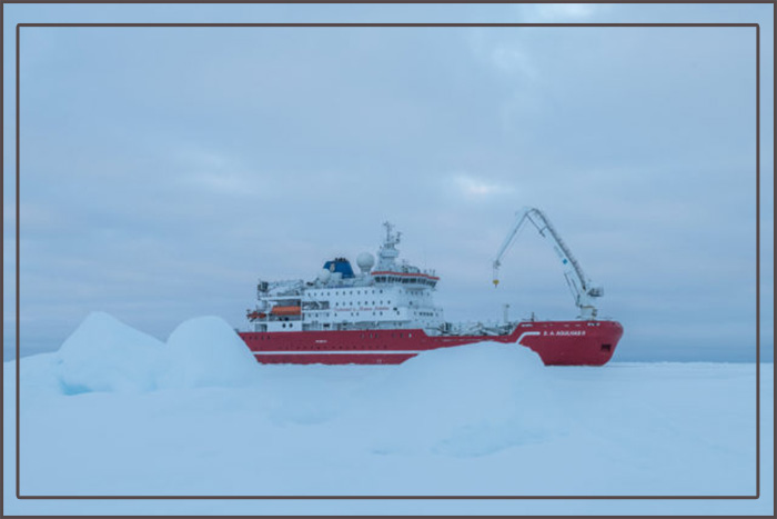 SA Agulhas II, пришвартованный во льдах моря Уэдделла. 