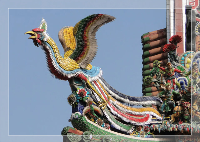 Фэнхуан на крыше храма Мэнцзя Луншань в Тайбэе, Тайвань.