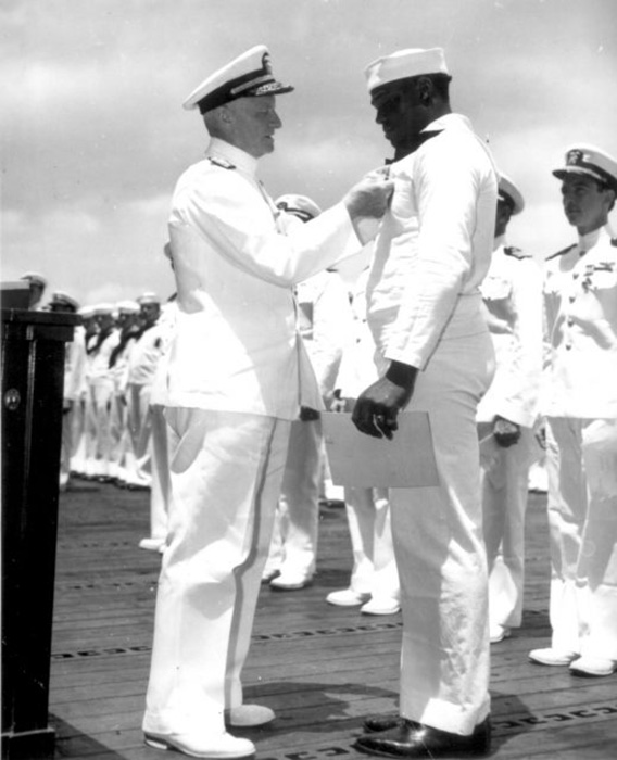 Адмирал Честер В. Нимиц вручает военно-морской крест Дорису Миллеру, 27 мая 1942 год. / Фото: Wikimedia Commons