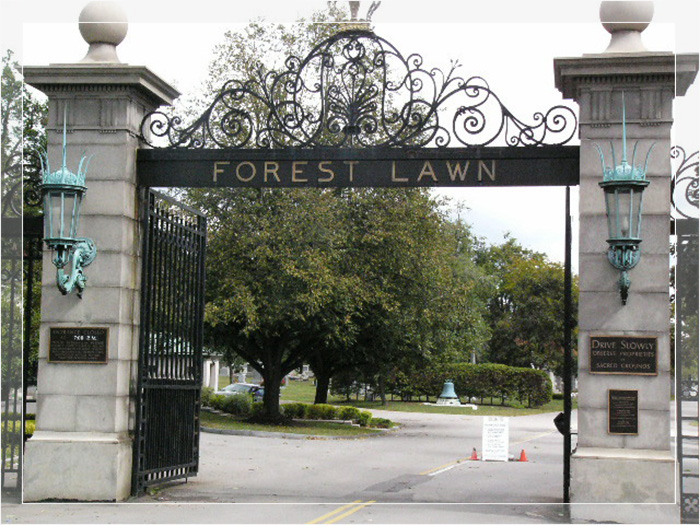 Мемориальный парк Форест-Лоун называют Диснейлендом среди кладбищ.