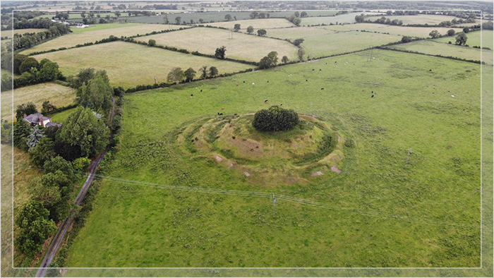 Некоторые сказочные форты, такие как этот к северу от Дублина, имеют несколько концентрических колец, которые были бы показателем силы и влияния в средневековой Ирландии.