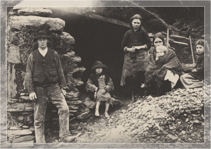 Великий картофельный голод: семья на руинах своего дома в Килларни, 1888 год.