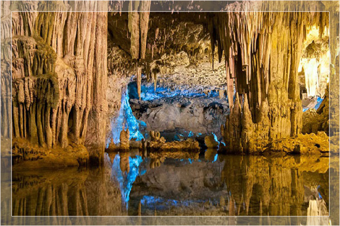 Внутри вековые известковые сталактиты и сталагмиты придают пещере воистину королевское величие.