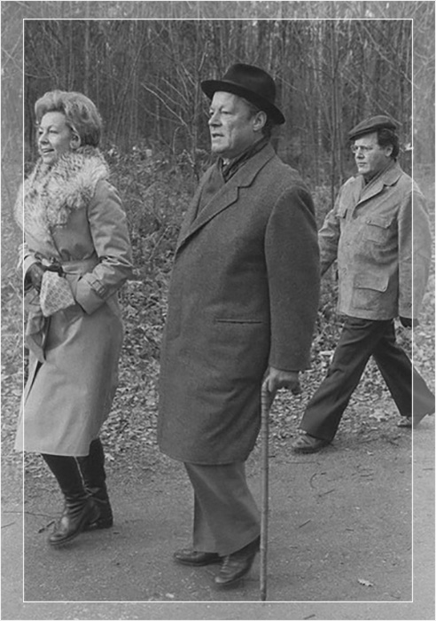 Гийом сопровождает Вилли Брандта с его супругой на прогулке.