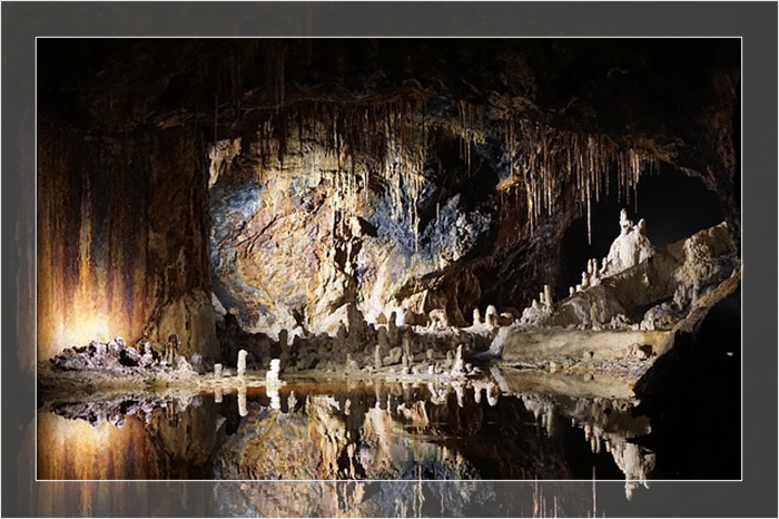 Существуют такие лавовые пещеры, куда столетиями не ступала нога человека.