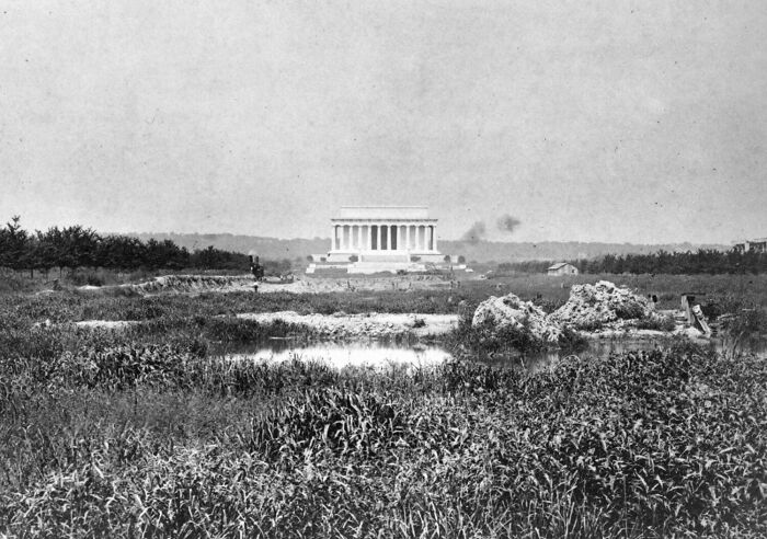 Мемориал Линкольна и окружающие его болота. / Фото: reddit.com/r/AlternateAngles