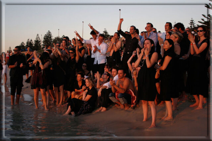Мишель Уильямс, семья и друзья Хита Леджера наблюдают закат в память о смерти актёра на пляже Коттеслоу, Австралия, 9 февраля 2008 года.