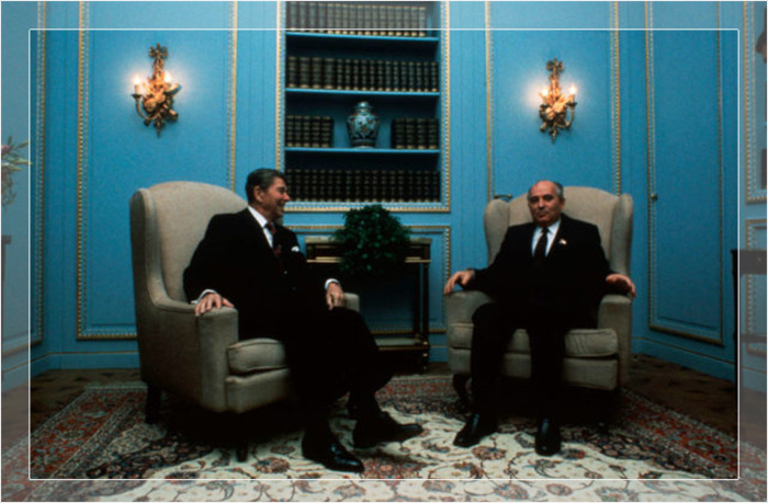 Президент США Рональд Рейган и российский лидер Михаил Горбачёв встречаются на саммите в Женеве, около 1985 года.