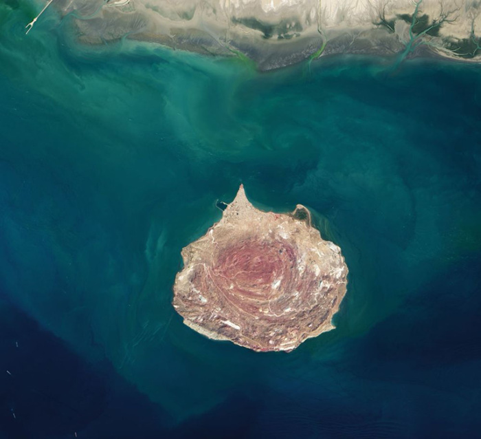 Спутниковый снимок острова Ормуз. / Фото: НАСА