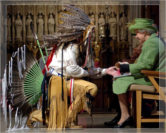 Елизавета II встречается с членами племени Мохеган 22 ноября 2006 года.