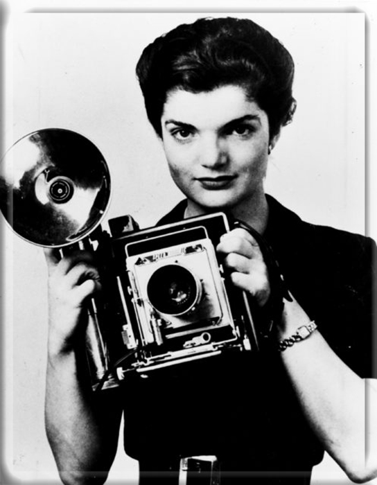 До встречи с Джоном Ф. Кеннеди Джеки Бувье работала фотографом в газете.