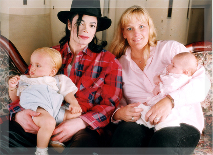 Майкл Джексон и Деби Роу с их двумя детьми.