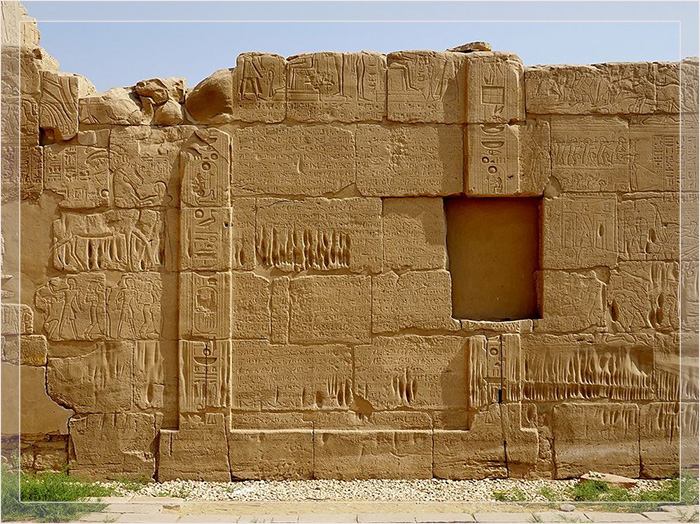 Кадешский договор, начертанный на внешней стене двора Карнакского храма, Луксор, Египет. 