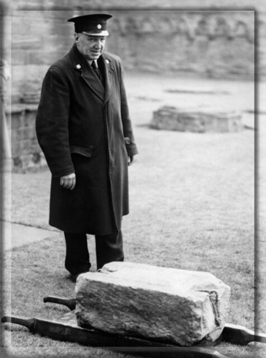 Шотландский Камень Судьбы — пропал из Вестминстерского аббатства перед Рождеством 1950 года.