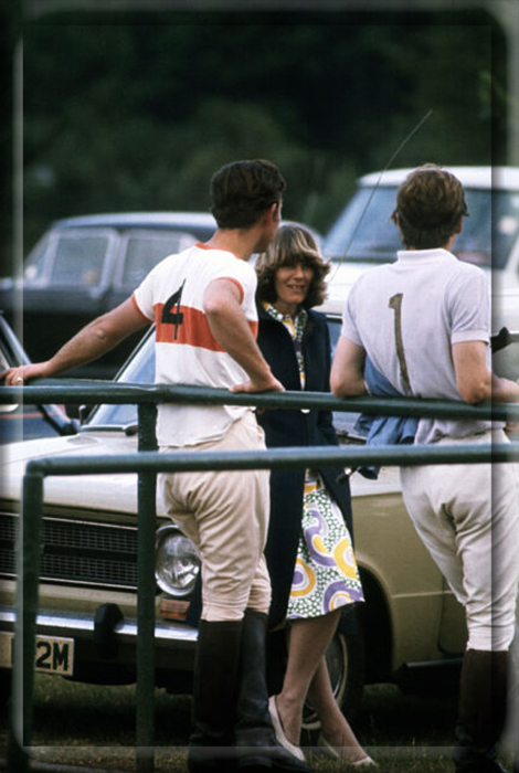 Молодой Чарльз разговаривает с Камиллой Паркер-Боулз на матче по поло, 1972 год.