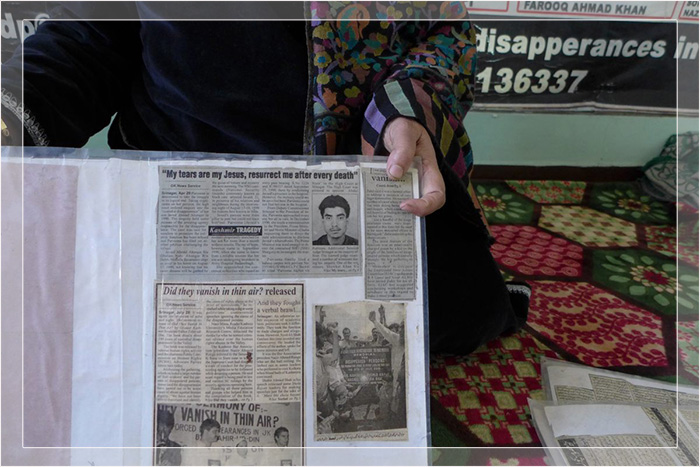 Ахангар показывает вырезку из газеты о своём 16-летнем сыне Джавиде, которого забрали силы безопасности в 1990 году.
