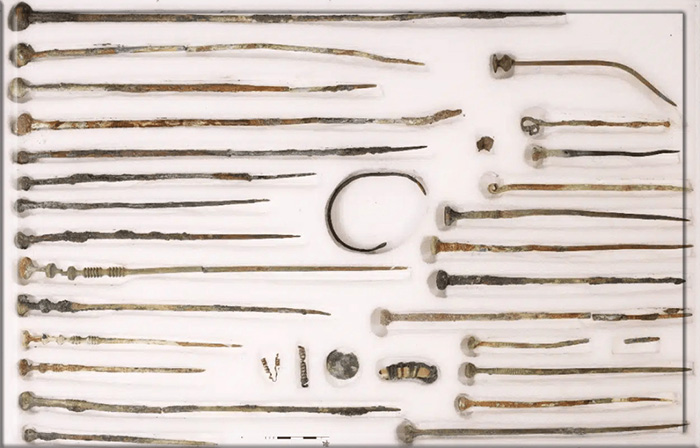 Среди прочего на дне колодца археологи обнаружили многочисленные бронзовые булавки для одежды.