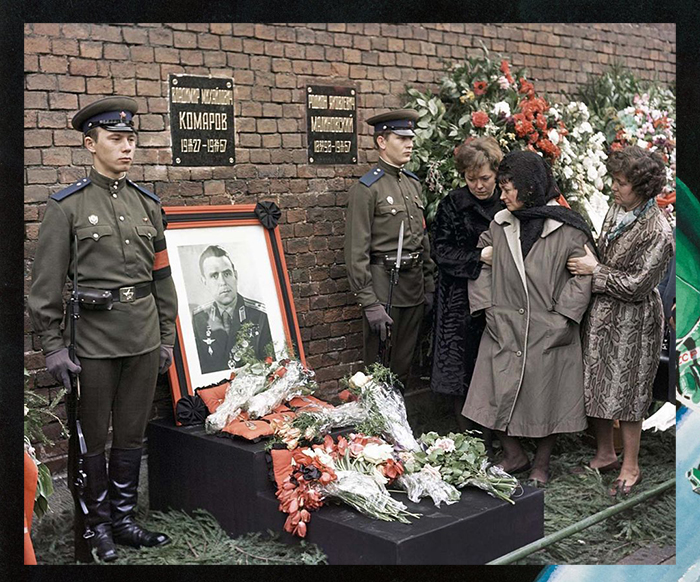 Валентину Комарову, вдову советского космонавта Владимира Комарова, утешают друзья во время его официальных похорон на Красной площади в Москве 26 апреля 1967 года.
