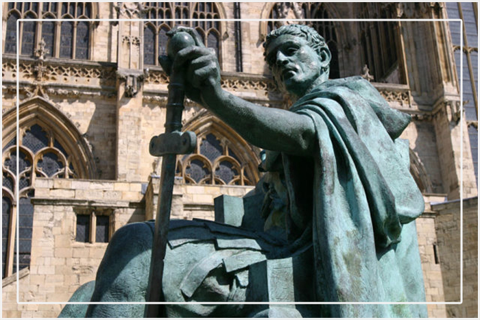 Статуя Константина Великого в Йорке, которая стоит на том месте, где он был провозглашён императором своими солдатами в 306 году после смерти его отца.