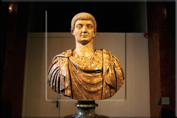 Римская скульптура-бюст императора Константина.