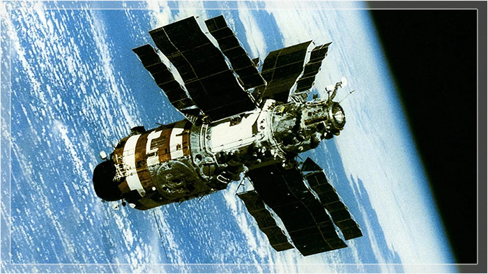 Станция «Салют-7» стала неуправляемой и грозила рухнуть на Землю.