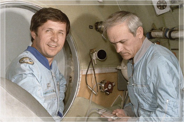 Космонавты перед полётом тренируются на модели корабля «Союз Т».