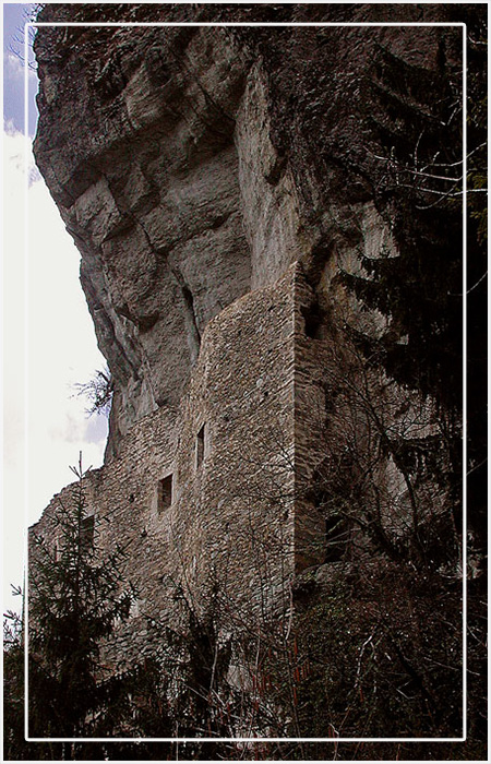 Замок расположен на отвесной скале.