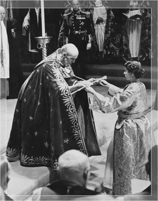 Архиепископ Кентерберийский Джеффри Фишер вручает королеве Елизавете II скипетр с крестом на её коронации в Вестминстерском аббатстве 2 июня 1953 года.