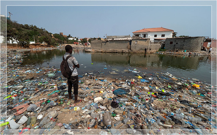 Самое бедное население живёт на мусорных свалках.