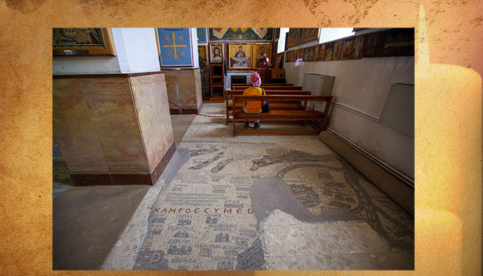 Интерьер греческой православной церкви Святого Георгия, известной своей уникальной обширным мозаичным убранством, в том числе мозаичной картой святой земли.