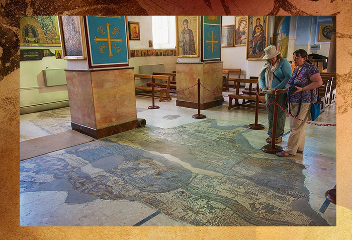 Туристы посещают византийскую православную базилику Святого Георгия с мозаичной картой Святой Земли в Мадабе, Иордания.