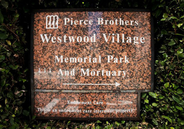 «Пирс Бразерс Вествуд Виллидж» (Pierce Brothers Westwood Village0. / Фото: Тибрина Хобсон / Getty Images