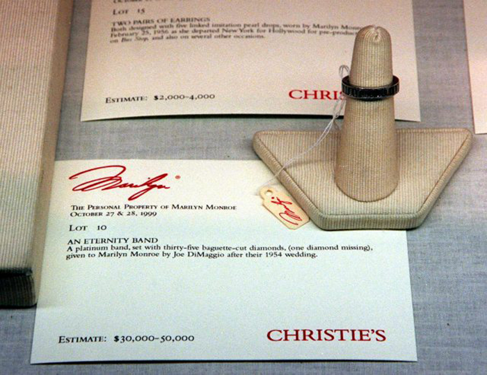 Кольцо вечности Мэрилин Монро с 35 бриллиантами багетной огранки было продано с аукциона в 1999 году. / Фото: Getty Images
