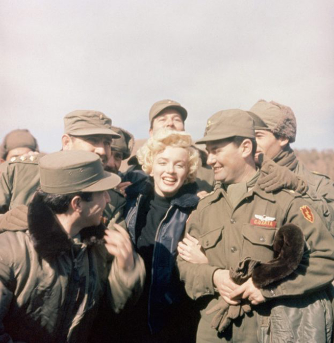 Мэрилин Монро развлекает военнослужащих в Корее во время её медового месяца с Джо Ди Маджио. Её обручальное кольцо можно увидеть на этой фотографии. / Фото: Getty Images