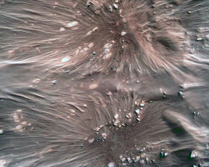 Так выглядела поверхность Марса за несколько секунд до посадки. Снимки были сделаны десятилетия спустя другим аппаратом. / Фото: bbc.com