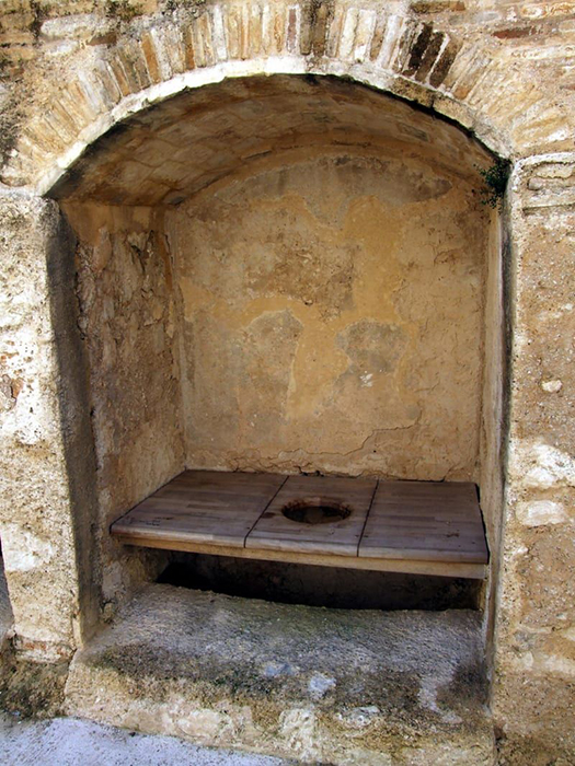 Туалет в средневековом монастыре. / Фото: pinterest.pt