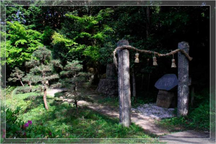 Ёмоцу Хирасака — это склон, ведущий в Ёми, подземный мир Японии.