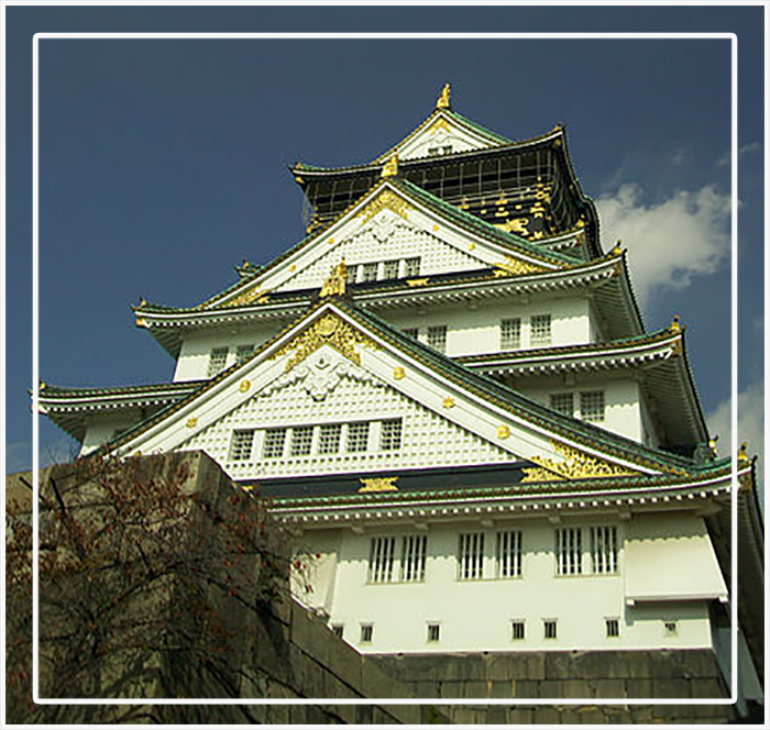 Отреставрированный дворец Тоётоми Хидэёси в Осаке.