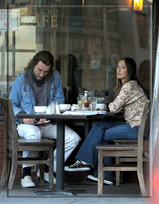 Минка Келли с отцом в кафе.