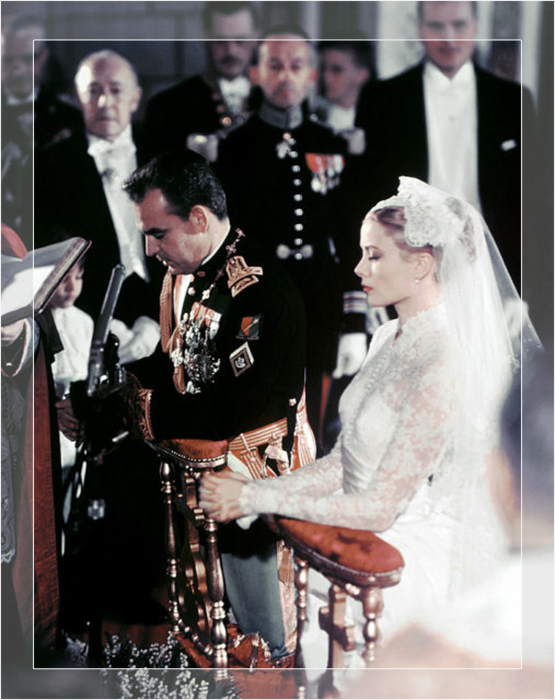 Американская актриса Грейс Келли и князь Монако Ренье во время свадебной церемонии в Монако 19 апреля 1956 года.