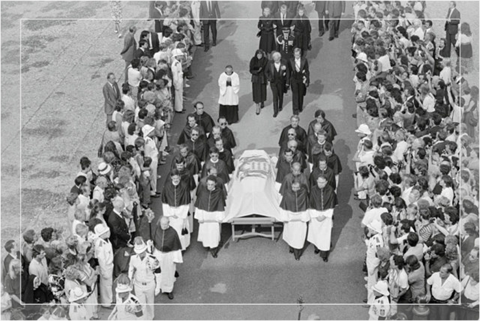 Плачущий принц Ренье в сопровождении дочери принцессы Каролины и сына принца Альберта идёт за гробом своей жены, принцессы Грейс, в собор на панихиду, 18 сентября 1982 года.