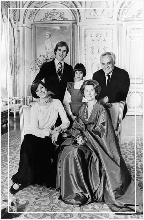 Князь Монако Ренье III, его жена принцесса Грейс и их дети принц Альберт, принцесса Каролина (слева) и принцесса Стефания (в центре), 26 апреля 1976 года, Монте-Карло.
