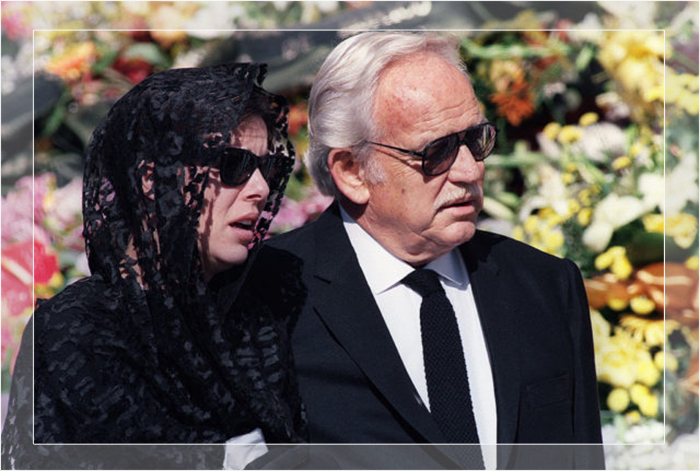Принцесса Монако Каролина прибывает со своим отцом, принцем Ренье III, в собор Монако, чтобы присутствовать на похоронной церемонии своего мужа Стефано Казираги.