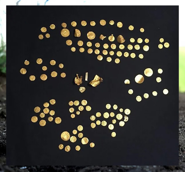 Коллекция из 131 золотой монеты, найденная в Норфолке. 