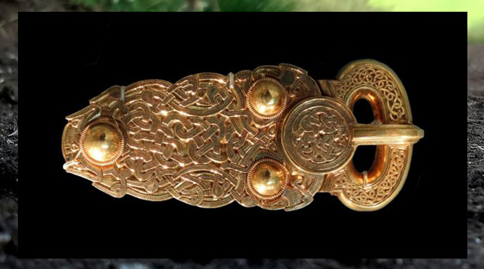 Артефакт из клада в Саттон Ху, также известный как Большая золотая пряжка. 