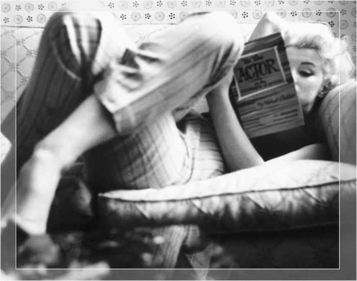 Мэрилин Монро читает книгу об актёрском мастерстве, около 1955 года.