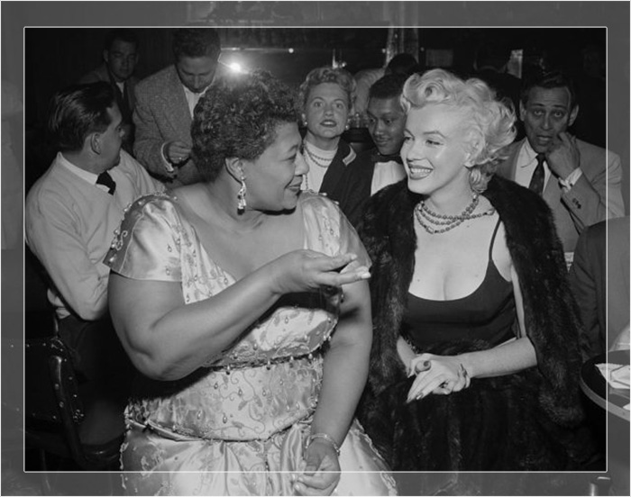 Мэрилин Монро посещает джазовую сессию в Tiffany Club в Голливуде с певицей Эллой Фицджеральд.