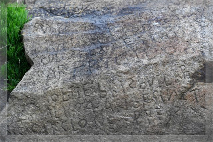 Надпись из неразборчивых слов, на скале в бретонской деревне Плугастель-Даулас.