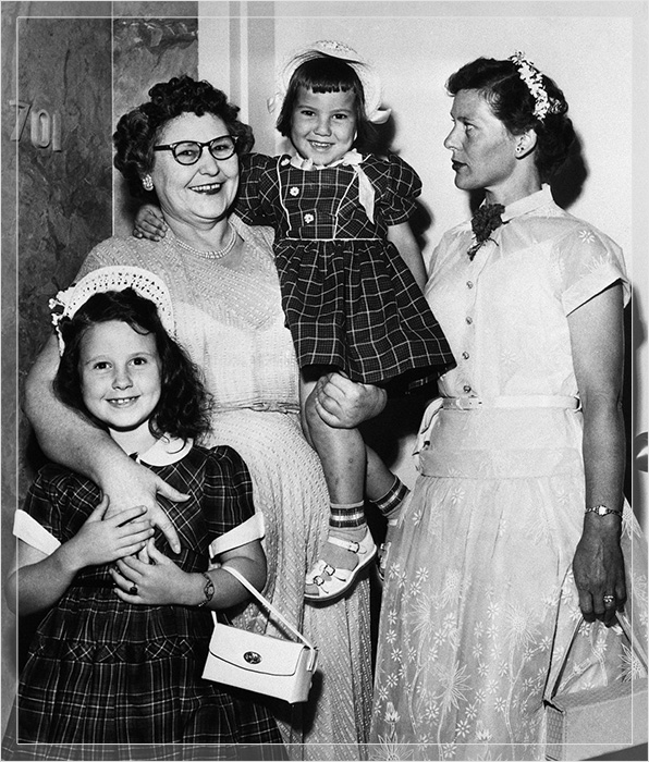 Нэнни Досс с дочерью и внучками.