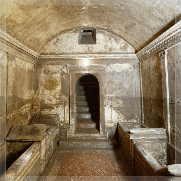Гробницы были скрыты за подвальными дверями ди Догнато.